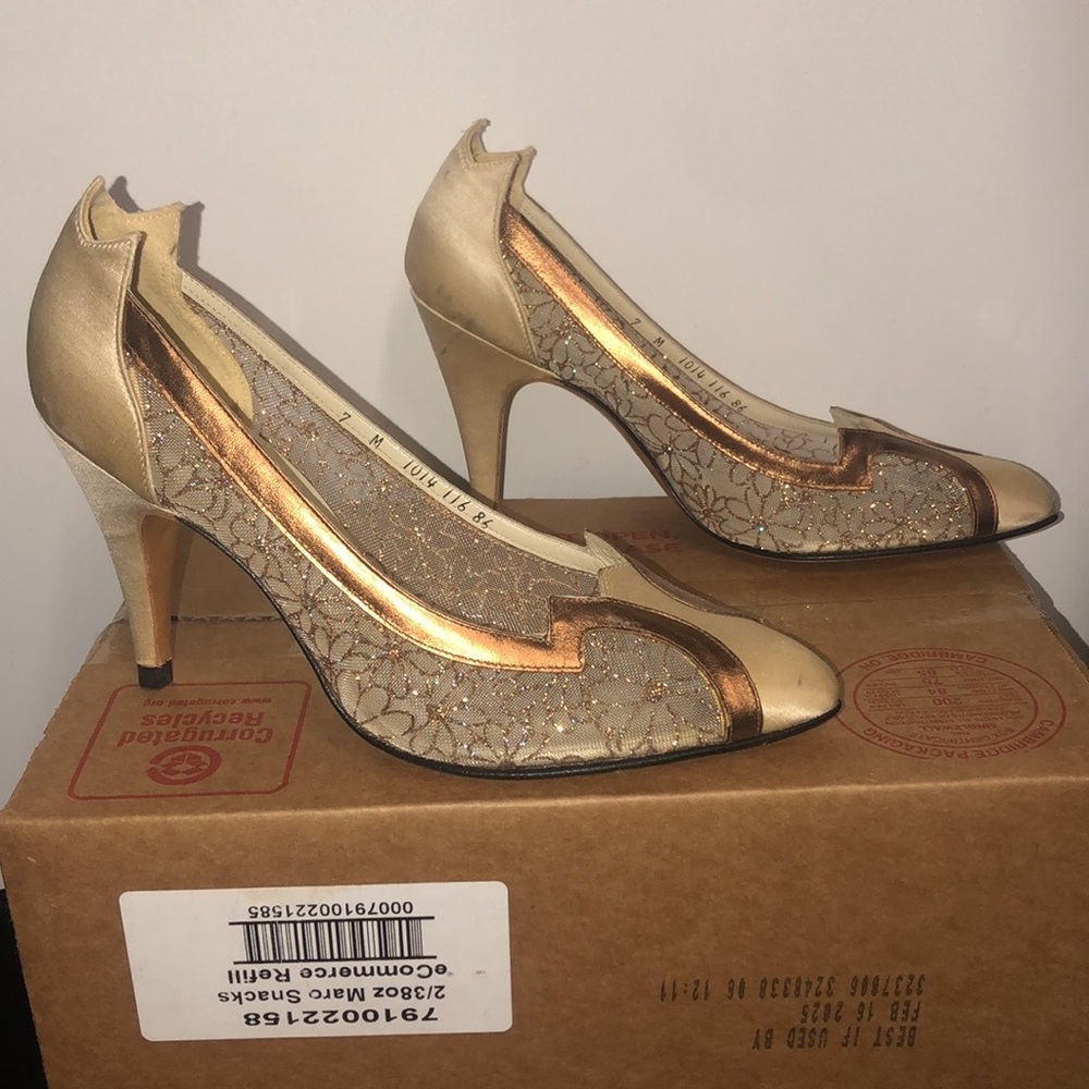 Norman Kaplan 7 Stiletto’s heels cream and gold glitter flowers